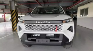 Chi tiết Toyota Hilux 2026 bản số sàn vừa ra mắt Việt Nam: Giá dễ tiếp cận, trang bị tối giản